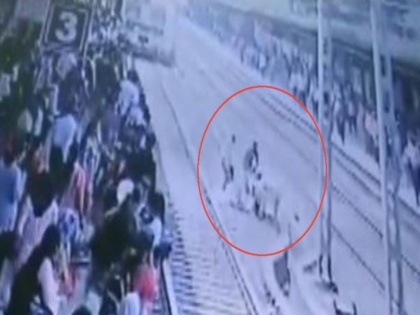Shocking Video! RPF personnel saves man from attempting suicide at Virar railway station | Shocking Video! RPF personnel saves man from attempting suicide at Virar railway station