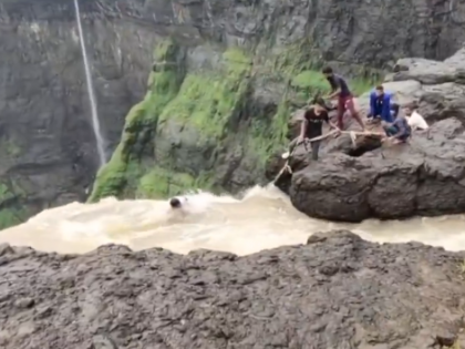 Pune: Man Rescued from Cliff’s Edge at Kalu Waterfall in Junnar; Video Goes Viral (WATCH) | Pune: Man Rescued from Cliff’s Edge at Kalu Waterfall in Junnar; Video Goes Viral (WATCH) Pune: Man Rescued from Cliff’s Edge at Kalu Waterfall in Junnar; Video Goes Viral (WATCH) | Pune: Man Rescued from Cliff’s Edge at Kalu Waterfall in Junnar; Video Goes Viral (WATCH)