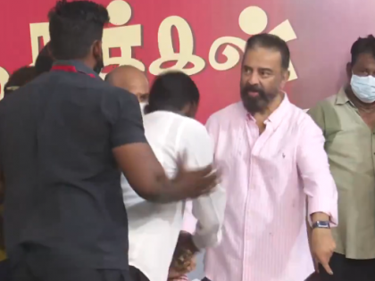 Kamal Haasan Gets Angry After Supporter Gifts Him Sword on Stage During MNM Event (Watch Video) | Kamal Haasan Gets Angry After Supporter Gifts Him Sword on Stage During MNM Event (Watch Video) Kamal Haasan Gets Angry After Supporter Gifts Him Sword on Stage During MNM Event (Watch Video) | Kamal Haasan Gets Angry After Supporter Gifts Him Sword on Stage During MNM Event (Watch Video)