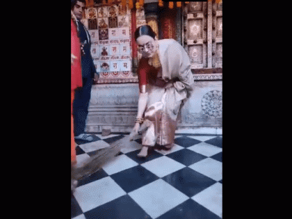 Kangana Ranaut Sweeping Floor of Hanuman Garhi Temple in Ayodhya (Watch Video) | Kangana Ranaut Sweeping Floor of Hanuman Garhi Temple in Ayodhya (Watch Video)
