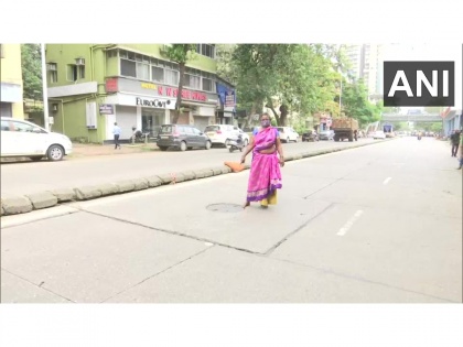 Watch Video! Mumbai: Kanta Murti stood 7 hours near manhole amid heavy rains to save people | Watch Video! Mumbai: Kanta Murti stood 7 hours near manhole amid heavy rains to save people