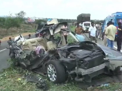 Karnataka Accident: 6 Dead, 2 Injured in Horrific Car-Lorry Crash on NH-48 in Haveri (Watch Video) | Karnataka Accident: 6 Dead, 2 Injured in Horrific Car-Lorry Crash on NH-48 in Haveri (Watch Video) Karnataka Accident: 6 Dead, 2 Injured in Horrific Car-Lorry Crash on NH-48 in Haveri (Watch Video) | Karnataka Accident: 6 Dead, 2 Injured in Horrific Car-Lorry Crash on NH-48 in Haveri (Watch Video)