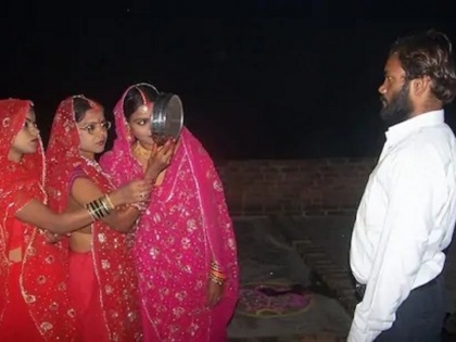 Three married sisters together observe Karva Chauth for same man in Uttar Pradesh | Three married sisters together observe Karva Chauth for same man in Uttar Pradesh