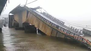 Bridge Collapse In Karwar: Portion Of Nearly 40-Year-Old Structure Falls; Truck Driver Narrowly Escapes Death | Bridge Collapse In Karwar: Portion Of Nearly 40-Year-Old Structure Falls; Truck Driver Narrowly Escapes Death