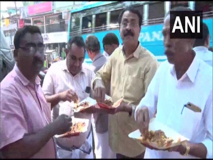 Congress workers distribute beef curry and bread outside Kozhikode police station | Congress workers distribute beef curry and bread outside Kozhikode police station