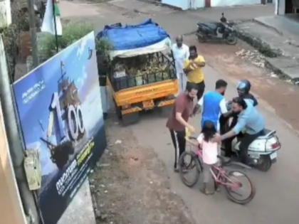 Kerala: Group of Men Save 8-Year-Old Girl Choking on Chewing Gum; Video Surfaces | Kerala: Group of Men Save 8-Year-Old Girl Choking on Chewing Gum; Video Surfaces