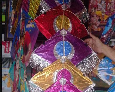 Thane Market Bustles with Kites for Makar Sankranti, but Shadow of Banned Chinese Manjha Persists | Thane Market Bustles with Kites for Makar Sankranti, but Shadow of Banned Chinese Manjha Persists Thane Market Bustles with Kites for Makar Sankranti, but Shadow of Banned Chinese Manjha Persists | Thane Market Bustles with Kites for Makar Sankranti, but Shadow of Banned Chinese Manjha Persists