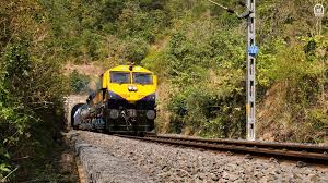 Konkan Railway stops its service in Ratnagiri's Chiplun due to heavy rains | Konkan Railway stops its service in Ratnagiri's Chiplun due to heavy rains