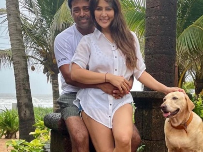 Leander Paes and Kim Sharma's cozy pictures spark dating rumours? | Leander Paes and Kim Sharma's cozy pictures spark dating rumours?