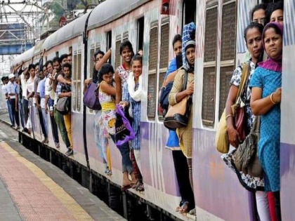 Maha govt allows teaching and non-teaching staff to travel by Mumbai local trains | Maha govt allows teaching and non-teaching staff to travel by Mumbai local trains