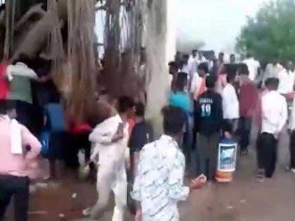 Buldhana Accident: Locals Loot Fuel After Diesel Tanker Overturns on Khamgaon-Mehkar Road in Maharashtra (Watch Video) | Buldhana Accident: Locals Loot Fuel After Diesel Tanker Overturns on Khamgaon-Mehkar Road in Maharashtra (Watch Video) Buldhana Accident: Locals Loot Fuel After Diesel Tanker Overturns on Khamgaon-Mehkar Road in Maharashtra (Watch Video) | Buldhana Accident: Locals Loot Fuel After Diesel Tanker Overturns on Khamgaon-Mehkar Road in Maharashtra (Watch Video)