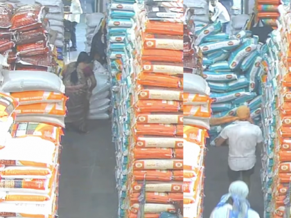 Navi Mumbai: Woman Cleaning Shop at APMC Market Trapped Under Grain Sacks, Rescued by Quick-Thinking Workers; Visual Surfaces | Navi Mumbai: Woman Cleaning Shop at APMC Market Trapped Under Grain Sacks, Rescued by Quick-Thinking Workers; Visual Surfaces