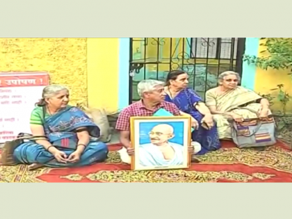 Pune: Elderly couple protest to demand property return from tenants | Pune: Elderly couple protest to demand property return from tenants
