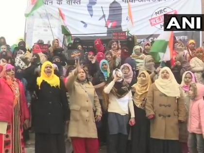 Inspired by Shaheen Bagh, women begin anti-CAA protest in Lucknow's Gomti Nagar | Inspired by Shaheen Bagh, women begin anti-CAA protest in Lucknow's Gomti Nagar