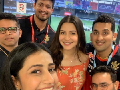 Mom-to-be Anushka Sharma's new picture with team RCB goes viral! | Mom-to-be Anushka Sharma's new picture with team RCB goes viral!
