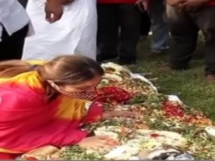 Watch Video: Chiranjeevi Sarja's wife Meghana Raj cries inconsolably as she hugs her husband last time | Watch Video: Chiranjeevi Sarja's wife Meghana Raj cries inconsolably as she hugs her husband last time