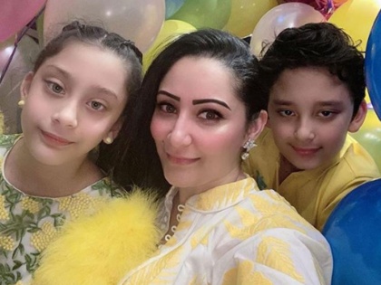 Dutt household celebrates Sanjay's victory over cancer with selfies and ballons | Dutt household celebrates Sanjay's victory over cancer with selfies and ballons
