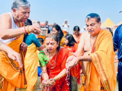 Maha Kumbh 2025: Union Minister Nitin Gadkari and Wife Take Holy Dip at Triveni Sangam in Prayagraj (Watch Video) | Maha Kumbh 2025: Union Minister Nitin Gadkari and Wife Take Holy Dip at Triveni Sangam in Prayagraj (Watch Video) Maha Kumbh 2025: Union Minister Nitin Gadkari and Wife Take Holy Dip at Triveni Sangam in Prayagraj (Watch Video) | Maha Kumbh 2025: Union Minister Nitin Gadkari and Wife Take Holy Dip at Triveni Sangam in Prayagraj (Watch Video)