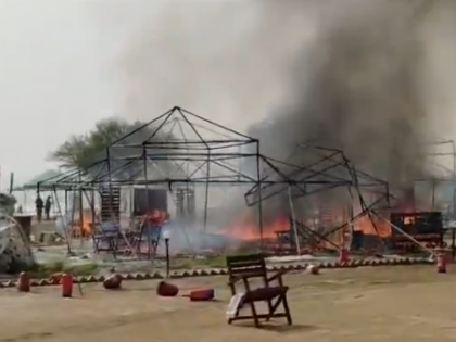 Maha Kumbh Fire: Massive Blaze Erupts in Sector 22 of Prayagraj, Several Pandals Destroyed (Video)