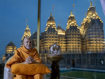 BAPS Mandir: Mahant Swami Maharaj Reaches Abu Dhabi for Inauguration of UAE's First Hindu Temple (Watch Video) | BAPS Mandir: Mahant Swami Maharaj Reaches Abu Dhabi for Inauguration of UAE's First Hindu Temple (Watch Video)