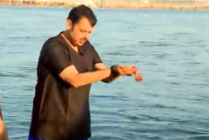 Maha Kumbh 2025: Maharashtra CM Devendra Fadnavis Takes Holy Dip at Triveni Sangam in Prayagraj (Watch Video) | Maha Kumbh 2025: Maharashtra CM Devendra Fadnavis Takes Holy Dip at Triveni Sangam in Prayagraj (Watch Video) Maha Kumbh 2025: Maharashtra CM Devendra Fadnavis Takes Holy Dip at Triveni Sangam in Prayagraj (Watch Video) | Maha Kumbh 2025: Maharashtra CM Devendra Fadnavis Takes Holy Dip at Triveni Sangam in Prayagraj (Watch Video)