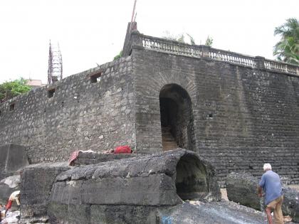 BMC began demolition for Mahim Fort restoration | BMC began demolition for Mahim Fort restoration