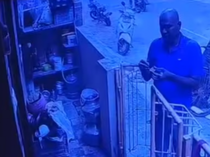 Bengaluru: Man Sets Relative’s House on Fire Over Rs 5 Lakh Loan Dispute; Incident Caught on Camera (Watch Video) | Bengaluru: Man Sets Relative’s House on Fire Over Rs 5 Lakh Loan Dispute; Incident Caught on Camera (Watch Video) Bengaluru: Man Sets Relative’s House on Fire Over Rs 5 Lakh Loan Dispute; Incident Caught on Camera (Watch Video) | Bengaluru: Man Sets Relative’s House on Fire Over Rs 5 Lakh Loan Dispute; Incident Caught on Camera (Watch Video)