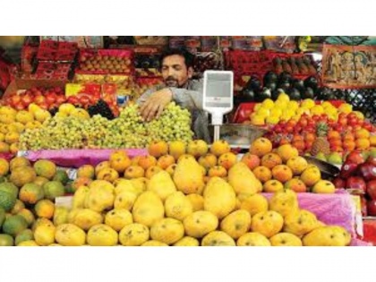 Mangoes arrive at APMC fruit market, customers have to wait till April for affordable mangoes | Mangoes arrive at APMC fruit market, customers have to wait till April for affordable mangoes