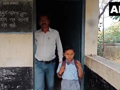Washim: Government school in Ganeshpur village has only one student in last two years | Washim: Government school in Ganeshpur village has only one student in last two years