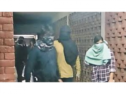 JNU violence: Police identifies masked woman in the video of clash | JNU violence: Police identifies masked woman in the video of clash