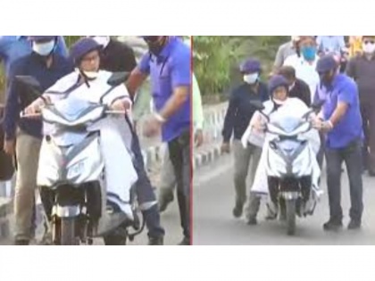 Viral Video! Mamata Banerjee nearly falls while driving an electric scooter | Viral Video! Mamata Banerjee nearly falls while driving an electric scooter