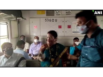 COVID-19: Mumbai Mayor travels in local train from Byculla to CSMT, urges people to wear masks | COVID-19: Mumbai Mayor travels in local train from Byculla to CSMT, urges people to wear masks