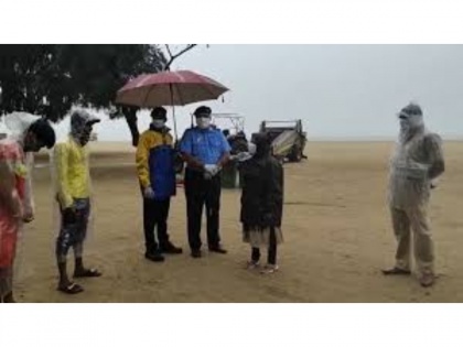 Cyclone Nisarga: Mumbai Mayor inspects Girgaon beach | Cyclone Nisarga: Mumbai Mayor inspects Girgaon beach