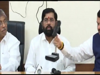 Fadnavis snatches mic from CM Shinde, Uddhav Thackeray reacts | Fadnavis snatches mic from CM Shinde, Uddhav Thackeray reacts