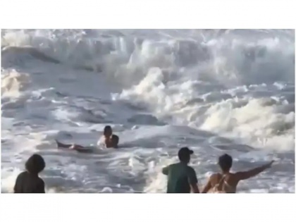 Viral Video! Professional surfer saves woman from drowning in the sea | Viral Video! Professional surfer saves woman from drowning in the sea