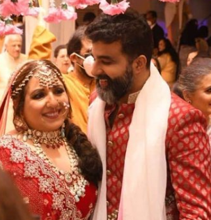 Actress and Tarot-card reader Munisha Khatwani ties knot with Sameer Thakur | Actress and Tarot-card reader Munisha Khatwani ties knot with Sameer Thakur