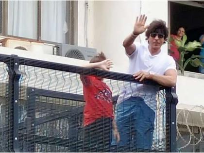 Shah Rukh Khan, AbRam Khan greet fans outside Mannat on Eid-al-Adha | Shah Rukh Khan, AbRam Khan greet fans outside Mannat on Eid-al-Adha
