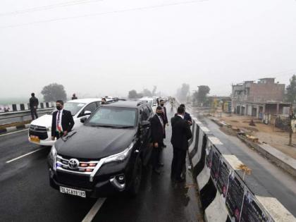 Punjab: PM Modi's convoy stuck on flyover for 15-20 minutes after security breach | Punjab: PM Modi's convoy stuck on flyover for 15-20 minutes after security breach Punjab: PM Modi's convoy stuck on flyover for 15-20 minutes after security breach | Punjab: PM Modi's convoy stuck on flyover for 15-20 minutes after security breach