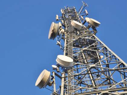 Nagpur: Activist climbs phone tower to protest, descends after 4 hours | Nagpur: Activist climbs phone tower to protest, descends after 4 hours
