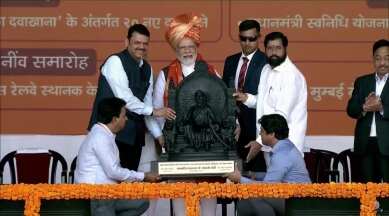 PM Modi arrives in Mumbai, presented with traditional Marathi ‘pheta’ at BKC | PM Modi arrives in Mumbai, presented with traditional Marathi ‘pheta’ at BKC