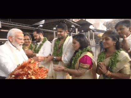 PM Modi Blesses Newly Married Couples During Guruvayur Temple Visit in Kerala - Video | PM Modi Blesses Newly Married Couples During Guruvayur Temple Visit in Kerala - Video