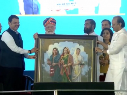 PM Modi in Yavatmal: Prime Minister Accepts Various Gifts Made by Locals - Watch | PM Modi in Yavatmal: Prime Minister Accepts Various Gifts Made by Locals - Watch