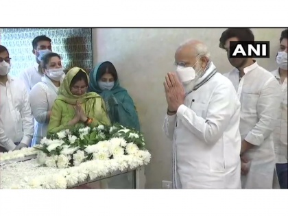 Watch Video: PM Modi pays last respects to LJP leader Ram Vilas Paswan | Watch Video: PM Modi pays last respects to LJP leader Ram Vilas Paswan