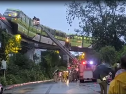 Mumbai Monorail Gets Stuck Near Mysore Colony Due to Power Failure, Passengers Rescued (Watch Video) | Mumbai Monorail Gets Stuck Near Mysore Colony Due to Power Failure, Passengers Rescued (Watch Video)