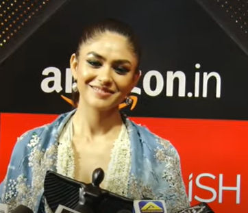 Mrunal Thakur wins Most Stylish Actor Award at Lokmat Most Stylish Awards | Mrunal Thakur wins Most Stylish Actor Award at Lokmat Most Stylish Awards