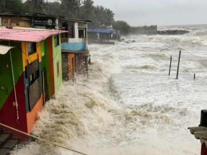 Mumbai Rains: High tide hits Mumbai; locals share photos and videos | Mumbai Rains: High tide hits Mumbai; locals share photos and videos