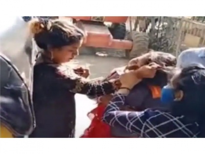 Shocking Video! Woman beats BMC worker after she asks her to wear mask | Shocking Video! Woman beats BMC worker after she asks her to wear mask