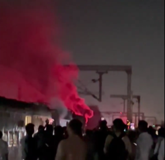 Mumbai Central-Valsad Passenger Train Engine Catches Fire in Palghar, No Injuries Reported (VIDEO) | Mumbai Central-Valsad Passenger Train Engine Catches Fire in Palghar, No Injuries Reported (VIDEO)