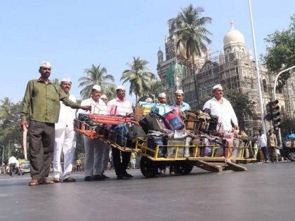 HSBC bank provides help of Rs 15 cr to pandemic affected Mumbai dabbawalas | HSBC bank provides help of Rs 15 cr to pandemic affected Mumbai dabbawalas