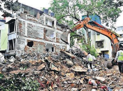 Mumbai: Three injured after part of wall of vacant building collapses in Marine Lines | Mumbai: Three injured after part of wall of vacant building collapses in Marine Lines